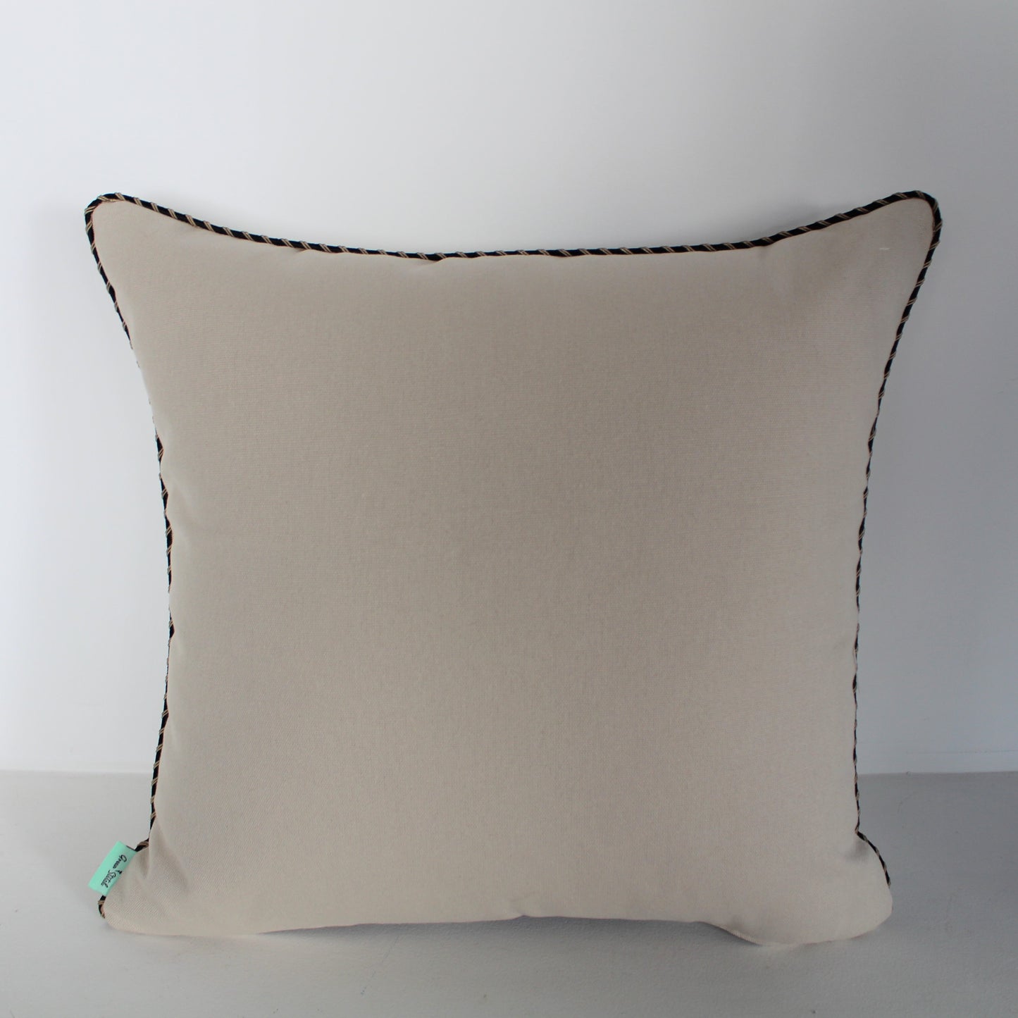 Simple Elegant Cushion Set