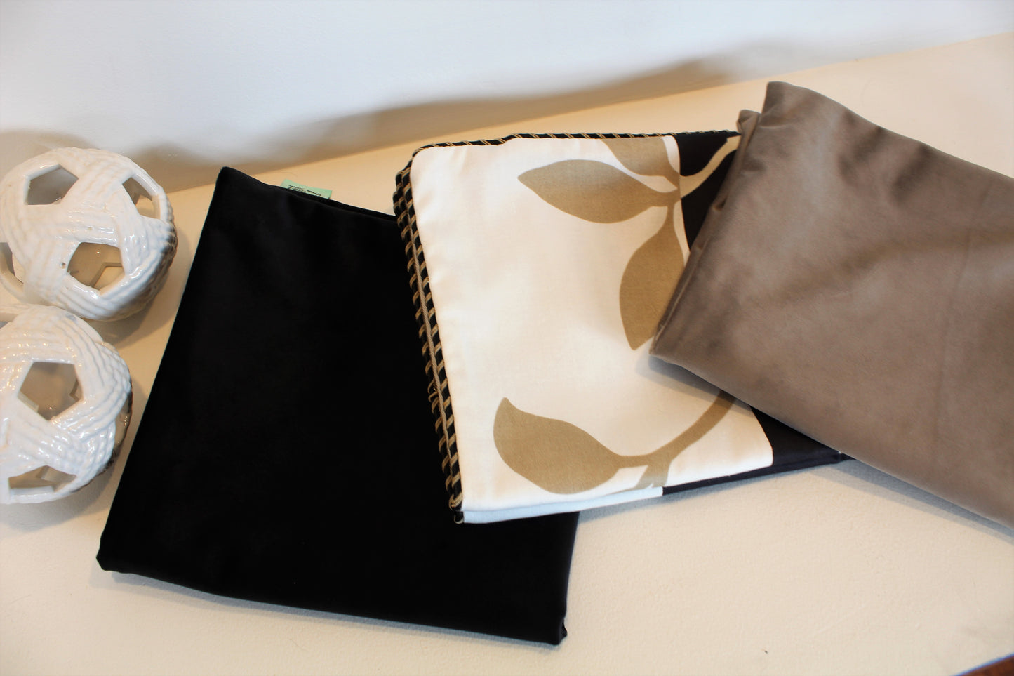 Simple Elegant Cushion Set
